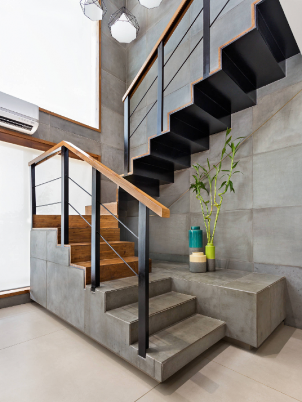 Tangga beton dengan tangga bergaya industri